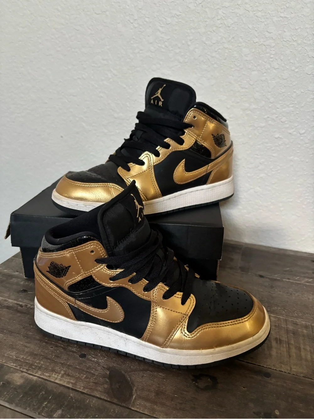 Nike Air Jordan 1 Mid - Black & Metallic Gold- Youth 5